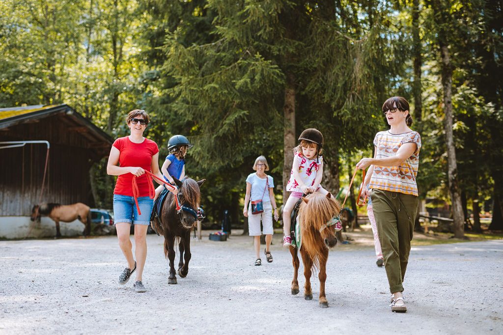 Balade d'enfants à poney, accompagnés par des adultes.
Photo : @Ollie Godbold